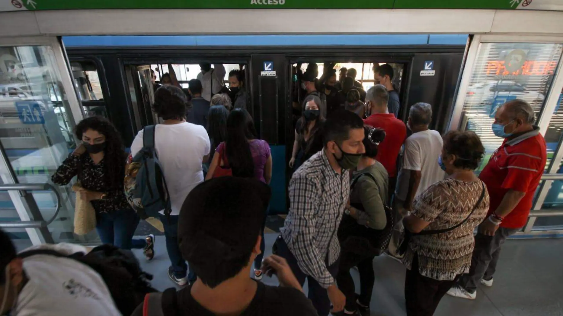 Tapatíos con cubrebocas en el Macrobús